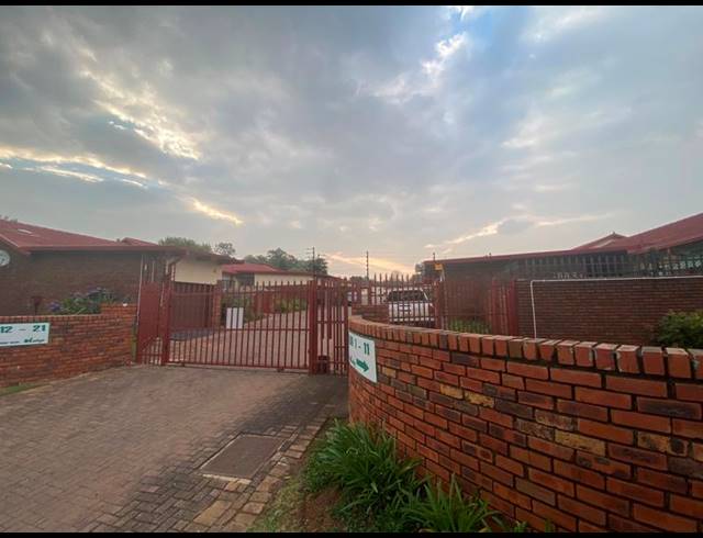 2 BEDROOM TOWNHOUSE FOR SALE IN GHOLFSIG